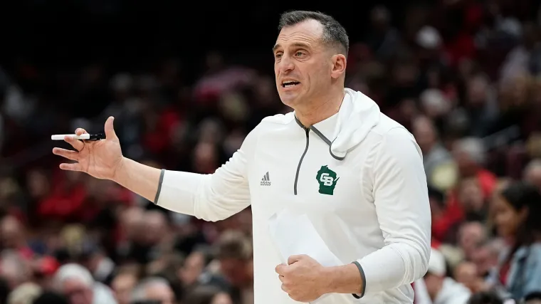El entrenador de baloncesto de Green Bay, Doug Gottlieb, ha sido suspendido tras arremeter contra los funcionarios