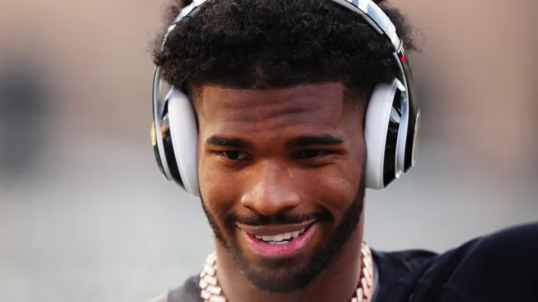 Shedur Sanders tiene una nueva competencia por el peor retiro de camiseta en los deportes universitarios