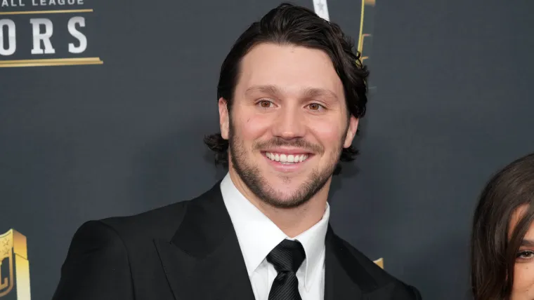 Josh Allen le dispara a un feroz oponente en la ceremonia de retiro de Wyoming