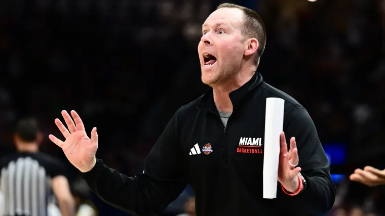 El entrenador de Miami (Ohio), Travis Steele, es multado después de un tiempo muerto en el entretiempo durante una victoria sobre Western Michigan