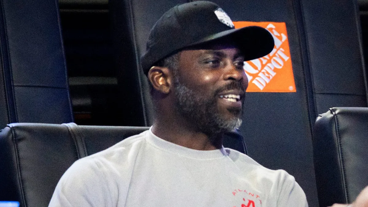 Michael Vick, retirado desde 2015, todavía gana un día de pago de seis cifras de la NFL.