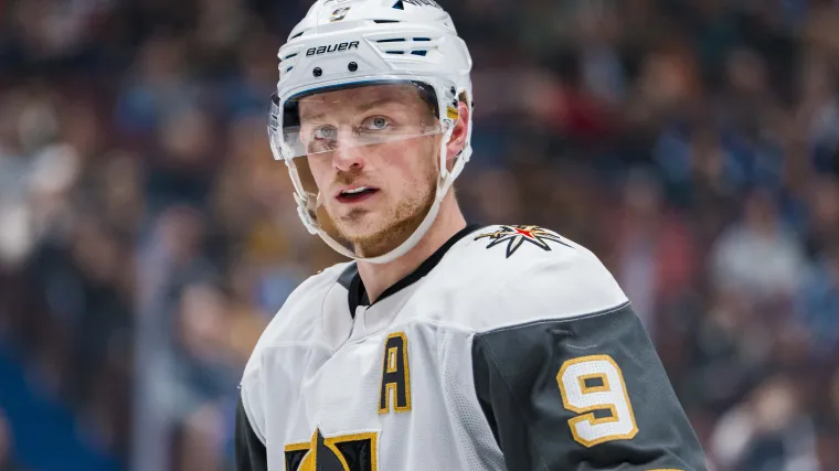 ¿Jack Eichel toca esta noche? La estrella de los Golden Knights ha regresado de los Juegos Olímpicos, esperando la autorización para jugar