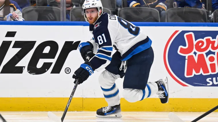 El medallista de oro de hockey estadounidense Kyle Connor toma una decisión sobre el Estado de la Unión diferente a la de su compañero de equipo de los Jets, Connor Hellebuyck.