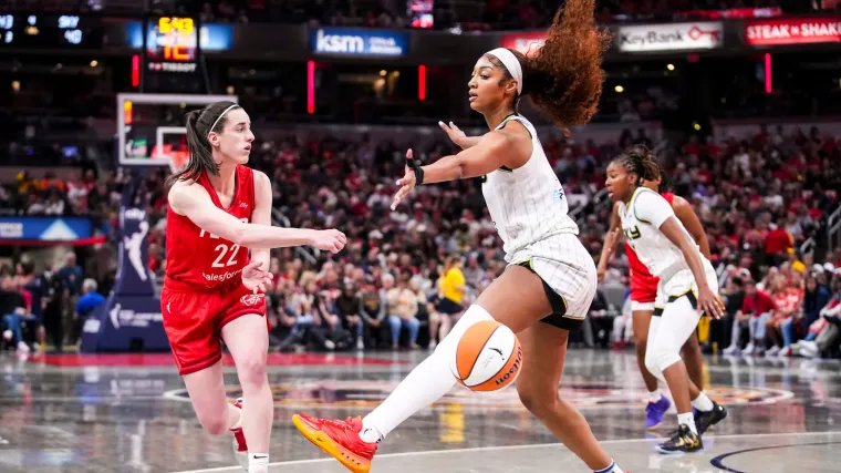 Los fanáticos de Kaitlyn Clarke no están contentos con Angel Reese: ‘Están congelando a Kaitlyn’