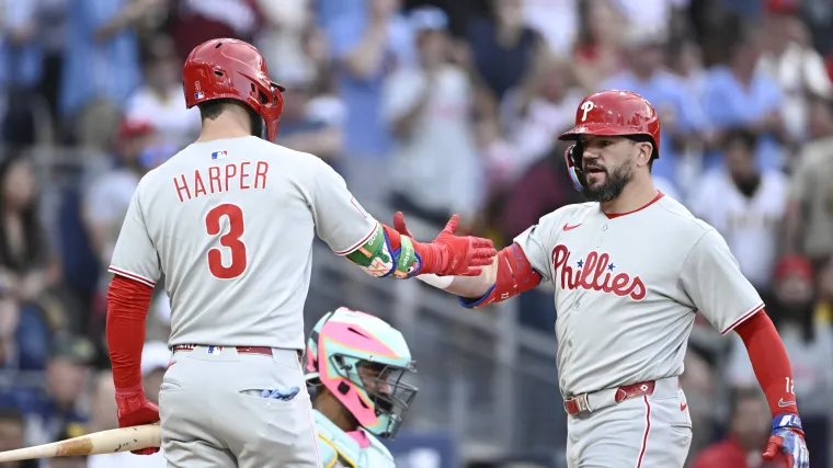 Bryce Harper cree que Kyle Schwarber dejará los Filis por los Rojos esta temporada baja