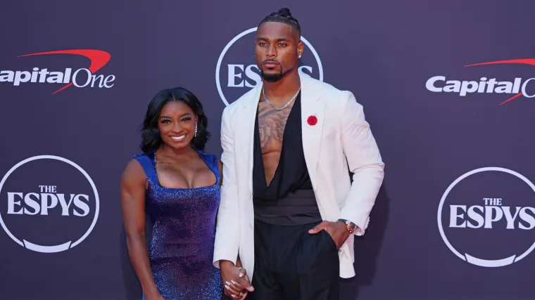 Simone Biles luce un vestido lavanda en una cita nocturna con su esposo Jonathan Owens