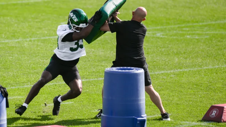 Hijo de un analista de ESPN, el novato de los Jets hará su debut en la NFL en la Semana 13 contra los Falcons.