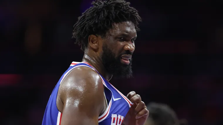 Joel Embiid continúa una temporada de paradas y arranques con su última lesión