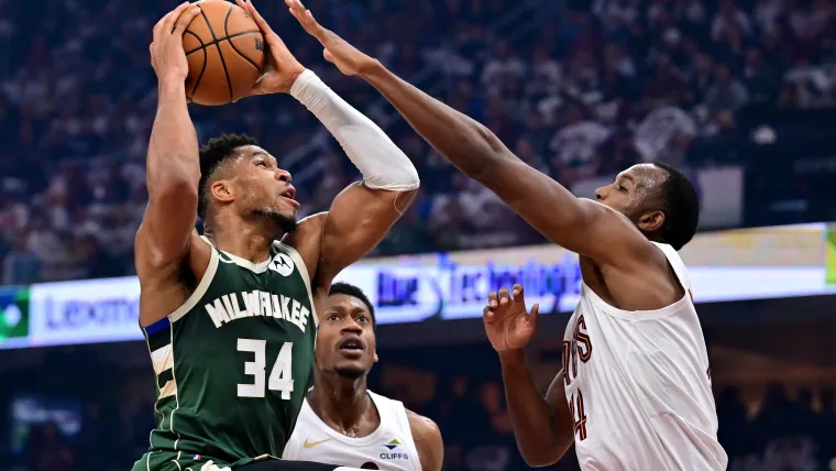 Los Cavs tienen a Evan Mobley camino de negociar por Giannis Antetokounmpo