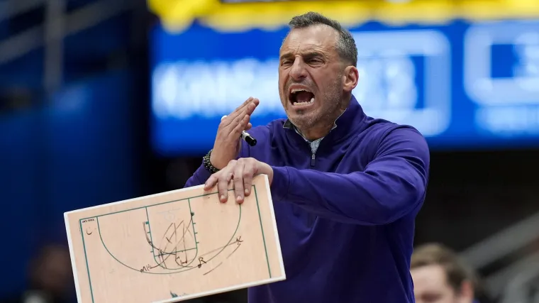 Doug Gottlieb maneja los disparos tras una falta técnica en la derrota de Green Bay ante Milwaukee