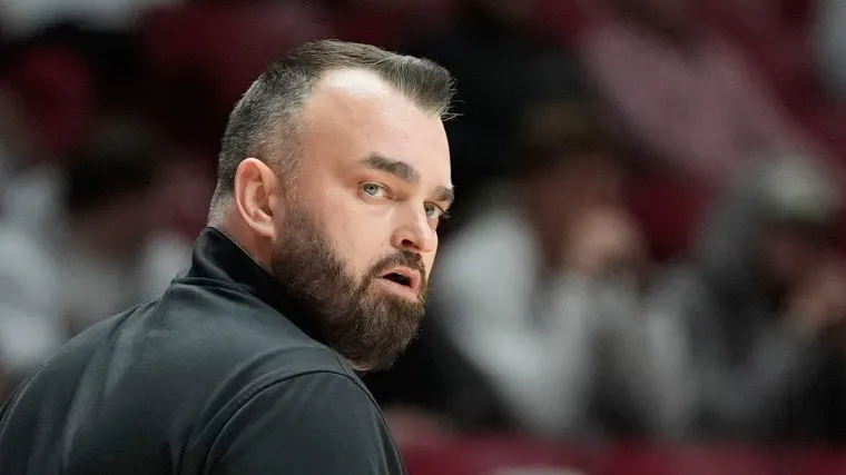 Del cuidado de crianza a la locura de marzo: Bryan Hodgson lidera el USF con visión y propósito