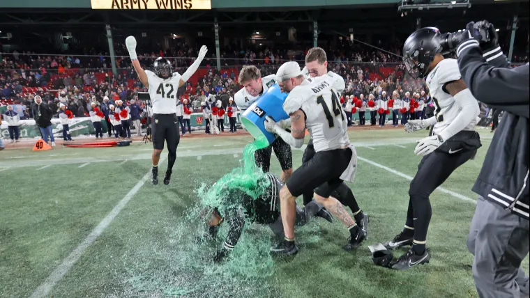 El entrenador del ejército Jeff Monken crea un momento viral perfecto al correr desde el baño Powerday ganador del Fenway Bowl