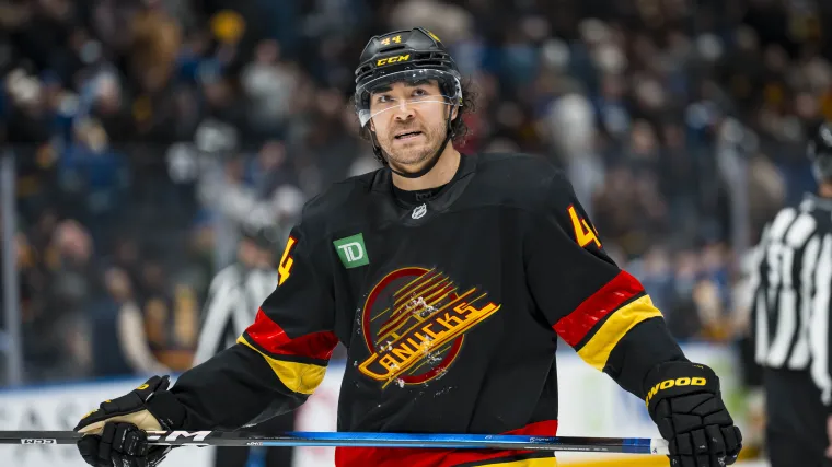 Los tiburones hacen un impactante intercambio de Kiefer Sherwood 6 semanas después de la mudanza de Canucks