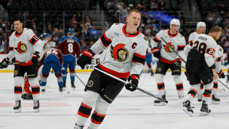 Brady Tkachuk de los Senadores recibe una penalización mientras está sentado en el banco contra Sabres