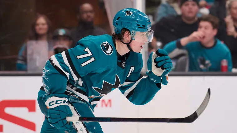 Maclin Celebrini hace historia con los tiburones, ahora Wayne Gretzky persigue el récord de la NHL