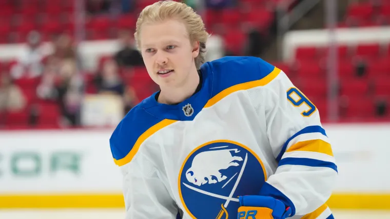 Consta Helenius de Sabres anota el peor gol para sorprender a Canadá en el Campeonato Mundial IIHF
