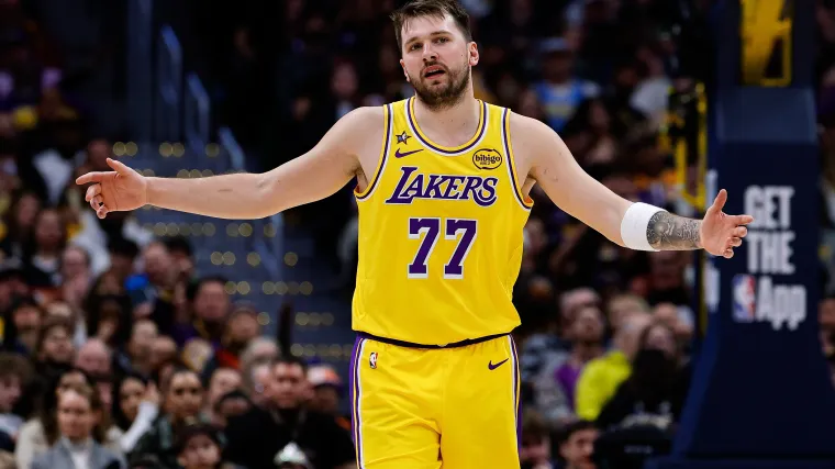 Actualización sobre la lesión de Luka Doncic: el guardia estrella de los Lakers se dirige al vestuario después de caer desde una cancha elevada