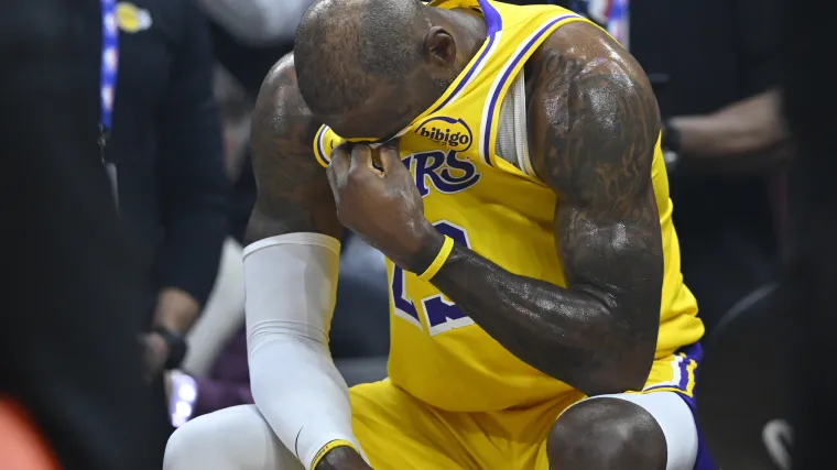 LeBron James de los Lakers rompe a llorar en el regreso de Cleveland y no se mueve en la cancha