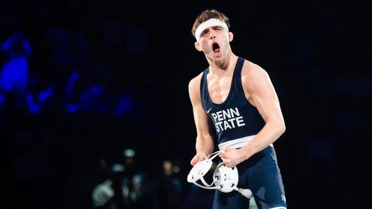 Los hermanos Blaze, Marcus y Joey, intentan mantener la semana de lucha perfecta en Perrysburg High School