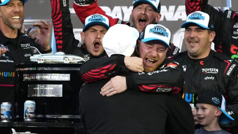 Tyler Reddick recrea el momento icónico de Michael Jordan después de la victoria en COTA