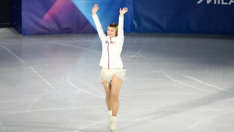 Alyssa Liu realiza su combinación más difícil para ganar una medalla de oro en los Juegos Olímpicos y obtener un gran puntaje en la competencia de patinaje artístico femenino.