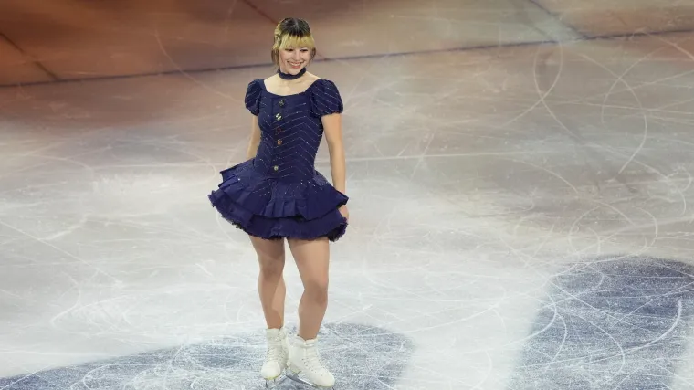 La sonrisa de Alisa Liu brilló como oro durante el espectáculo de patinaje artístico en la gala de los Juegos Olímpicos