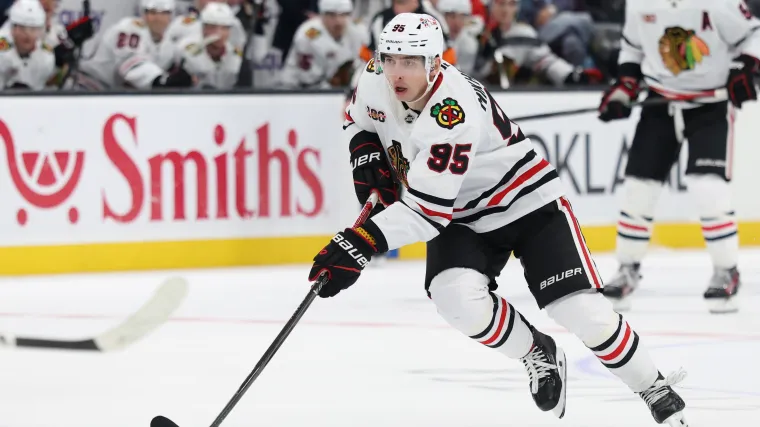 Los Canucks ayudarán a los Blackhawks a canjear al extremo por 4 millones de dólares antes de la fecha límite