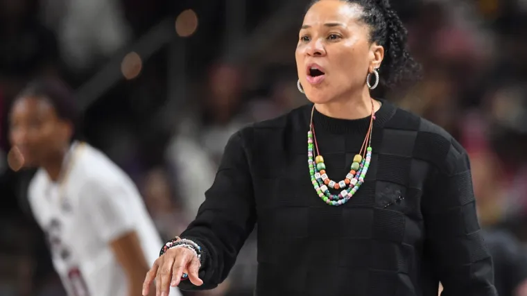 Por qué Dan Staley usa collares de cuentas mientras entrena a los Gamecocks de Carolina del Sur