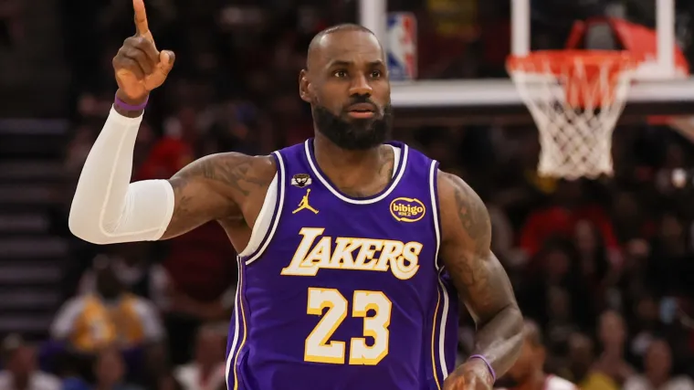 LeBron James superó a la leyenda de los Lakers y se convirtió en el líder en victorias de todos los tiempos de la NBA