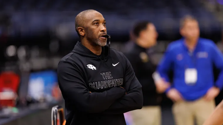 Revisando la carrera de Speedy Claxton en Hofstra: dentro de la época del entrenador de baloncesto como jugador estrella de Pride