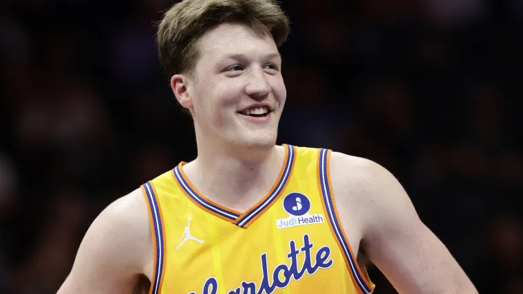 Charles Lee celebra a Kahn Knoppel por batir el récord de la franquicia en triples