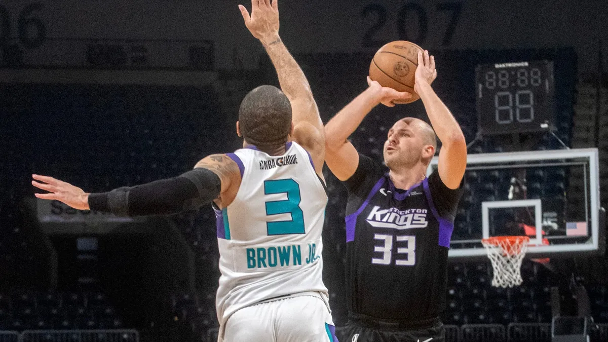 Jon Elmore de los Lakers llenó la hoja de estadísticas a medida que avanzaba la liga de verano