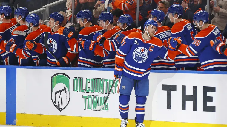 Connor McDavid de Oilers se une a Wayne Gretzky como único jugador en los últimos 100 años con historia de la NHL