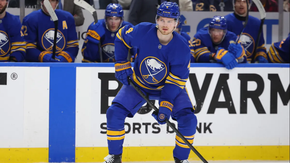 Por qué los Sabres cambiaron a Bowen Byram a los Blackhawks para obtener un retorno increíble y cómo encaja en Chicago