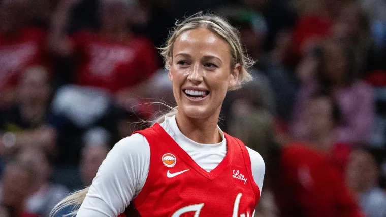 Sophie Cunningham llamó la atención con un bralette rojo y pantalones cortos de mezclilla.