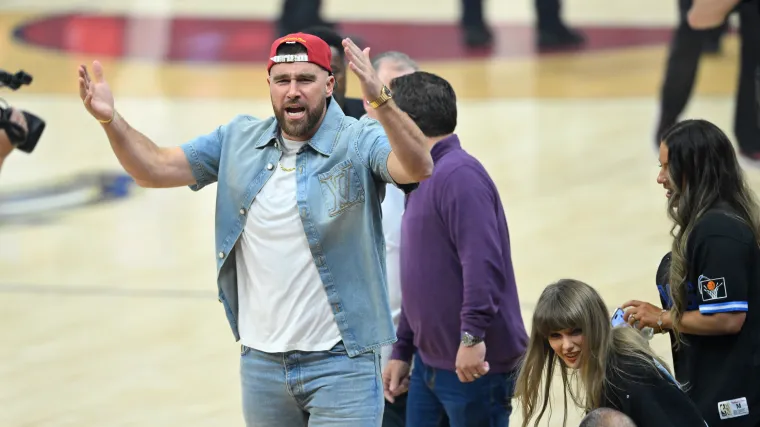 Taylor Swift reacciona cuando Travis Kelce bebe cerveza fría al estilo Steve Austin en el juego Knicks-Cavs