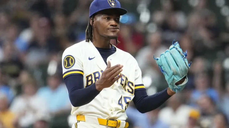 El lanzador de los Cerveceros de Milwaukee, Abner Uribe, suspendido después de golpear la entrepierna al estilo de la WWE en la celebración del ponche.