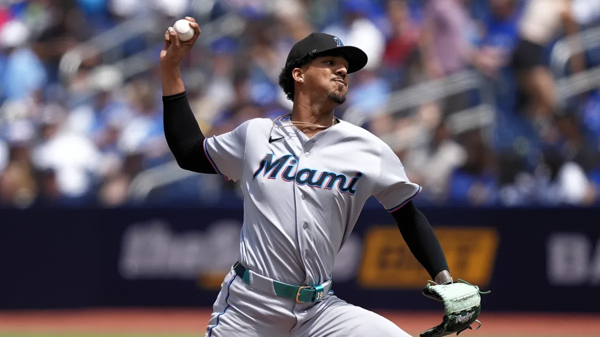 Necesitados de ayuda en las esquinas del cuadro, los Marlins coronan el mes más exitoso de la franquicia con la goleada de los Rockies.