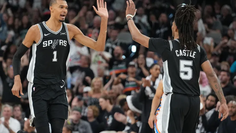 El emotivo momento de Victor Vembanyama con papá después de que los Spurs llegaron a las Finales de la NBA lo dijo todo