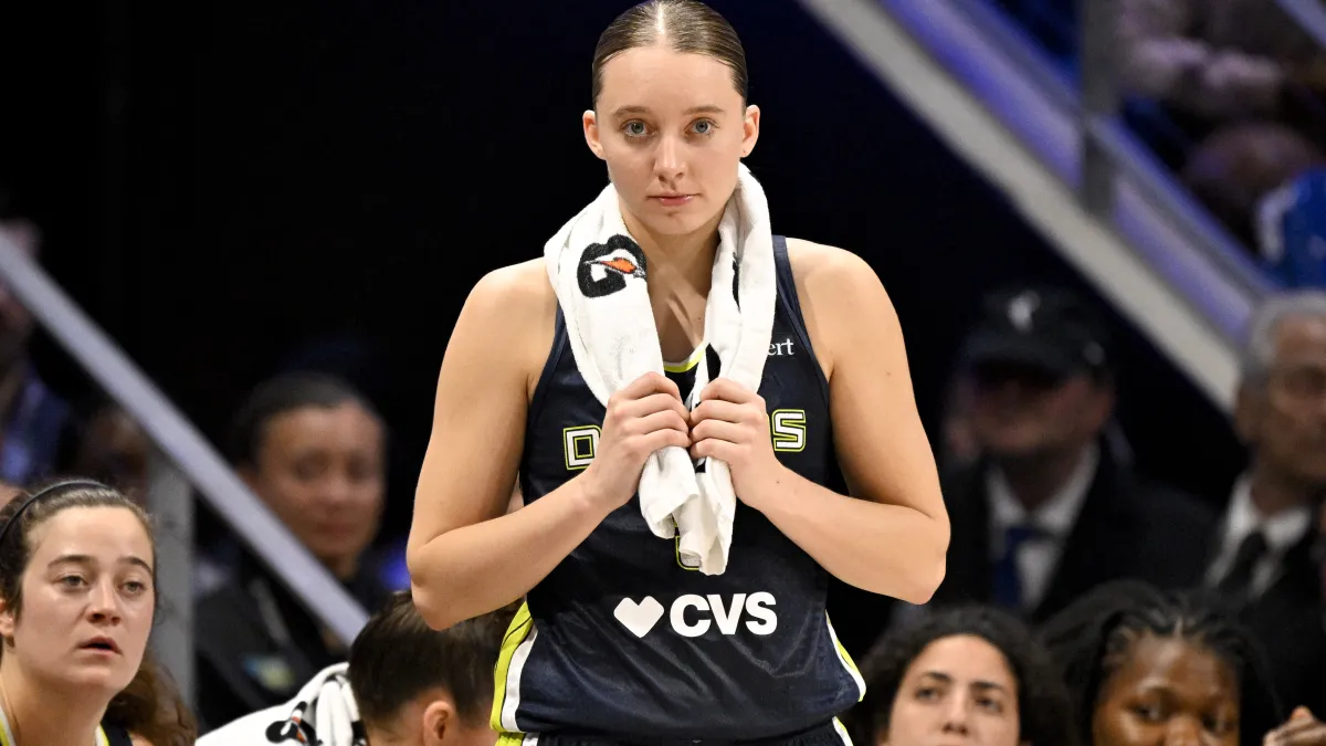 Paige Bookers llamó la atención con un impresionante vestido blanco en la WNBA All-Star Party