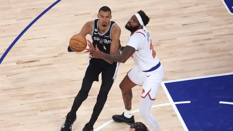 Victor Wembanyama escucha fuertes cánticos de ‘F—you, Wambi’ de la multitud de los Knicks después de empujar a Jalen Brunson
