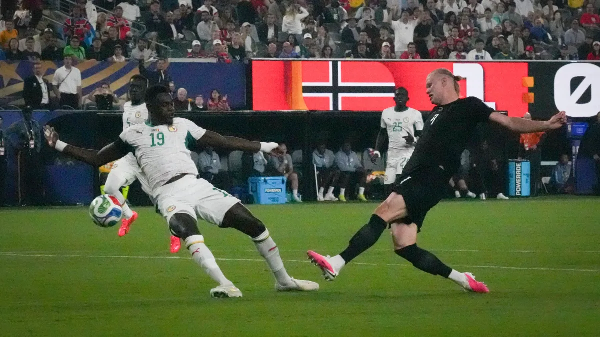 La regla del fuera de juego en el fútbol enfrenta un rechazo en cada ciclo de la Copa Mundial, pero ¿por qué existe?