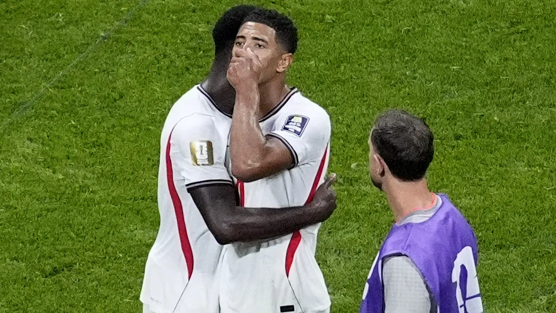Mira a Jude Bellingham darle un cabezazo a un jugador argentino en la semifinal del Mundial