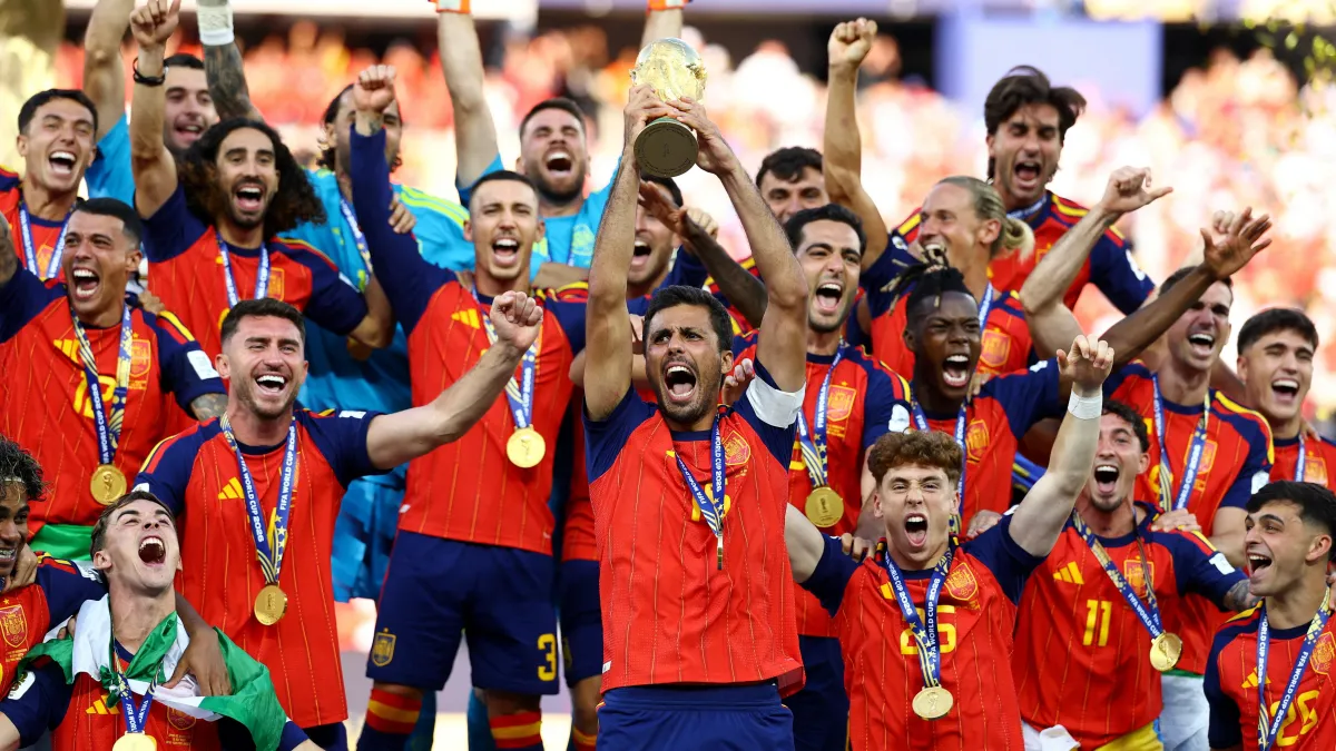 En las calles, en los estadios y en otros lugares, los aficionados españoles celebran con júbilo la victoria en la final del Mundial.