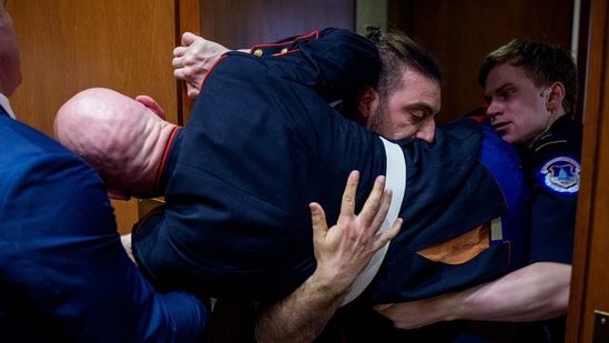 Brian McGinnis: 5 cosas que debes saber sobre el ex marine involucrado en un altercado en el Senado con el senador Tim Sheehy