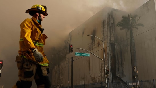 Incendio en almacén de Boyle Heights: vídeo de un bombero solitario luchando contra el fuego contra superficies aterradoras como telón de fondo | Mirar