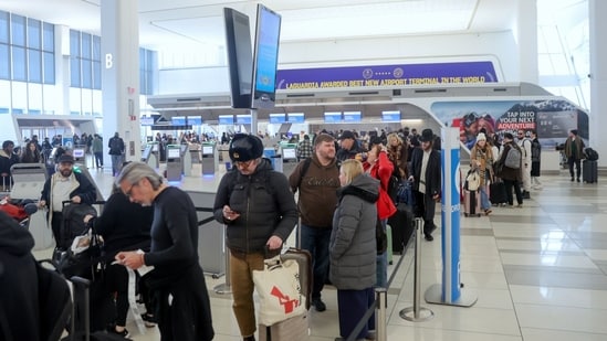 EE.UU. anuncia una tarifa de 45 dólares para quienes viajen sin identificación real | Detalles