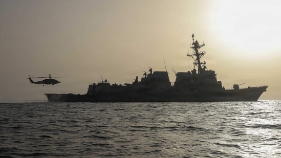 Un helicóptero MH 60 de la Armada de EE. UU. se estrella en el Mar Arábigo durante un aterrizaje de “emergencia” en el agua; un miembro de la tripulación está desaparecido