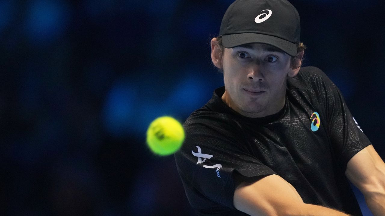 De Miñaur derrota a Fritz para conseguir su primera victoria en las Finales ATP, necesitando el favor de Alcaraz