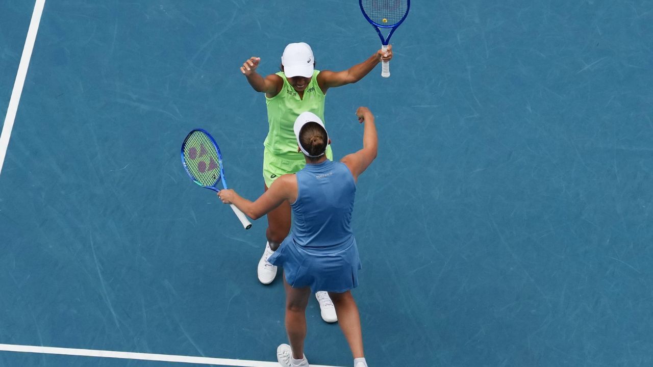 Elise Mertens y Zhang Shuai ganan el Abierto de Australia en dobles femenino